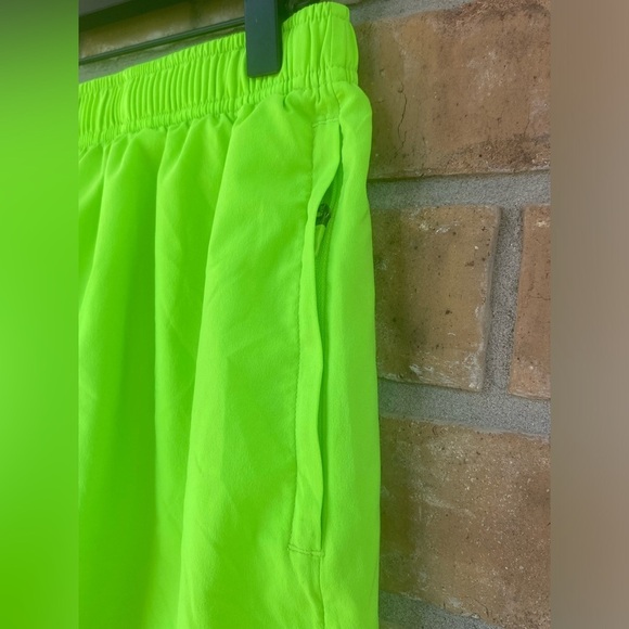 Gymshark Lightweight Neon Green Shorts 7” with zippered pockets, Size Medium - Picture 3 of 10